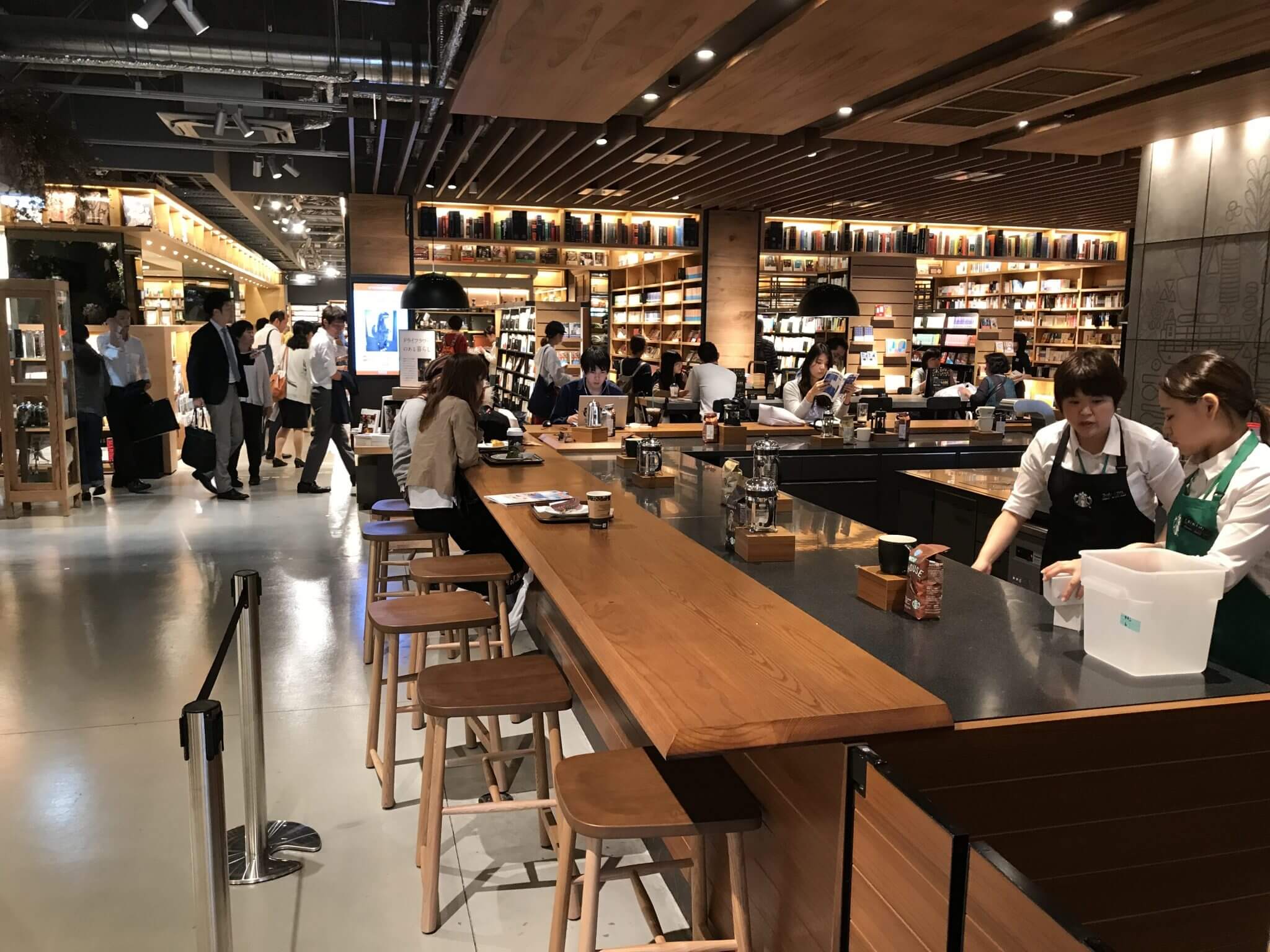 蔦屋書店(福岡市六本松)に行ってみた。TSUTAYA BOOK STORE TENJINから九大跡地に移転 | Business Hippie